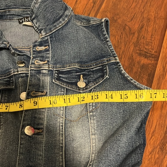 Belted denim jumpsuit from Venus. Size 6 - Picture 7 of 9